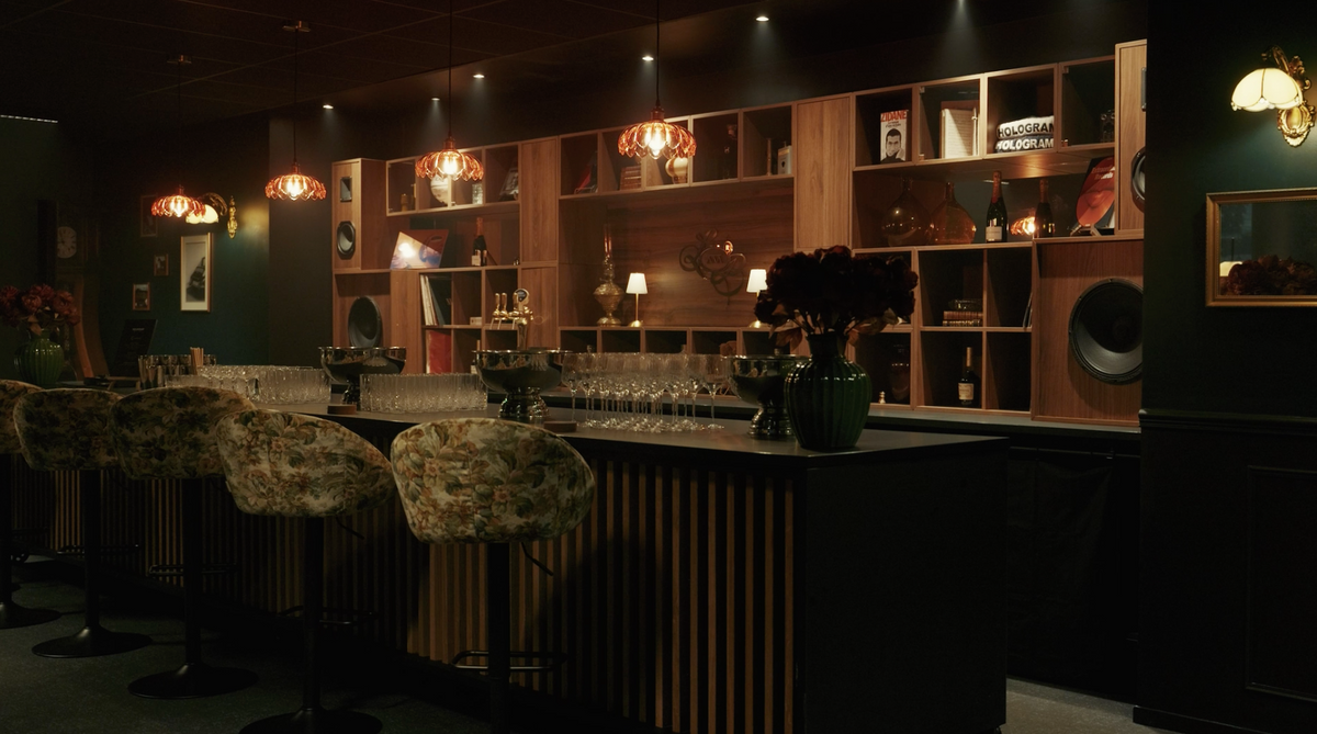 THE HOLOGRAM LOUNGE BAR